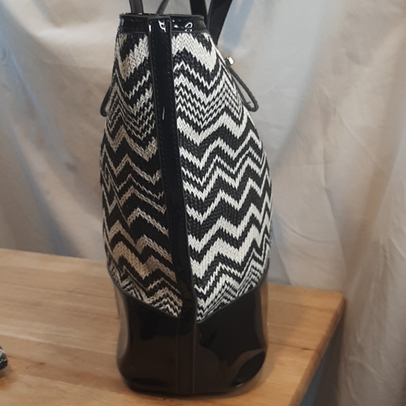 Handbag - Picture 3 of 9